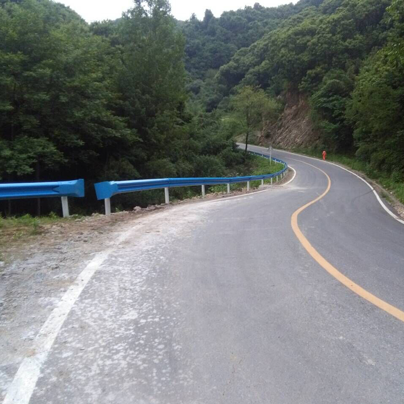 高速护栏应用-2.jpg 高速护栏应用-2.jpg