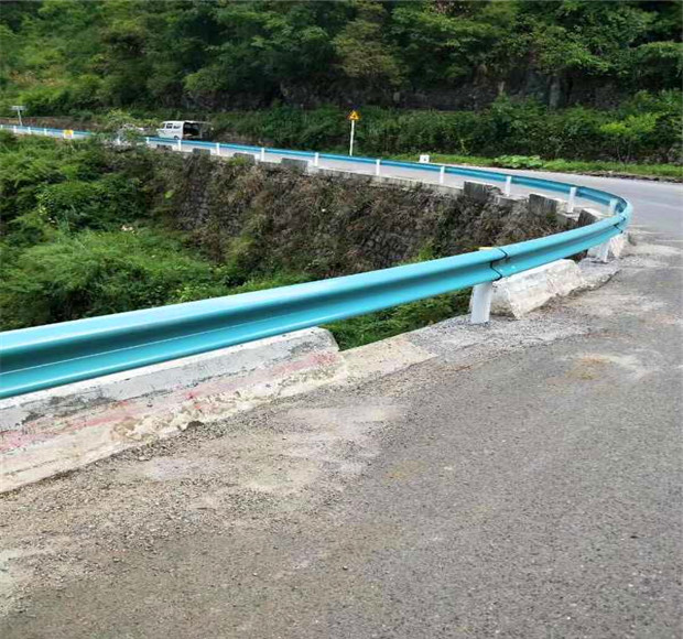 高速护栏应用-1.jpg 高速护栏应用-1.jpg