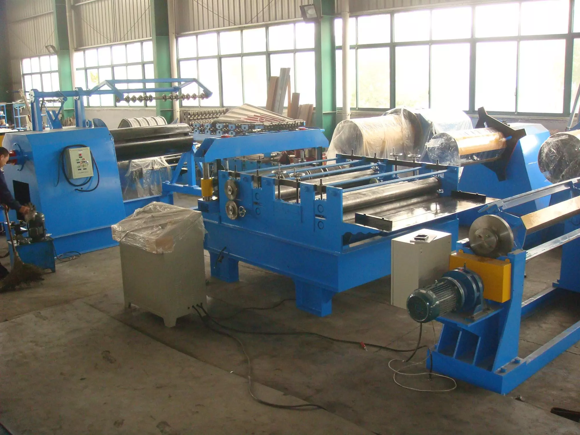 Metal sheet coil leveling device and cutting to length and slitting stripes steel slitting machine