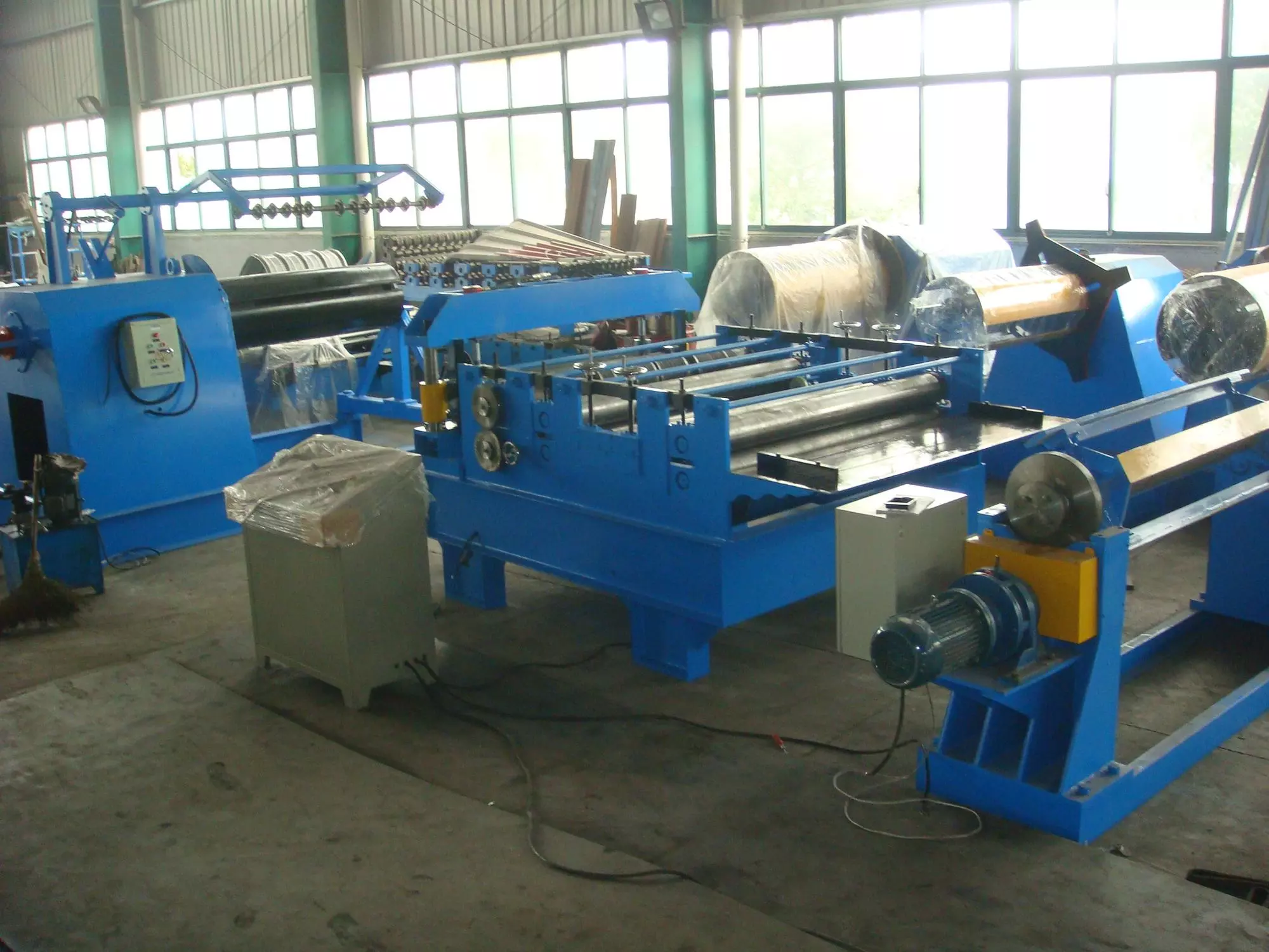 Metal sheet coil leveling device and cutting to length and slitting stripes steel slitting machine
