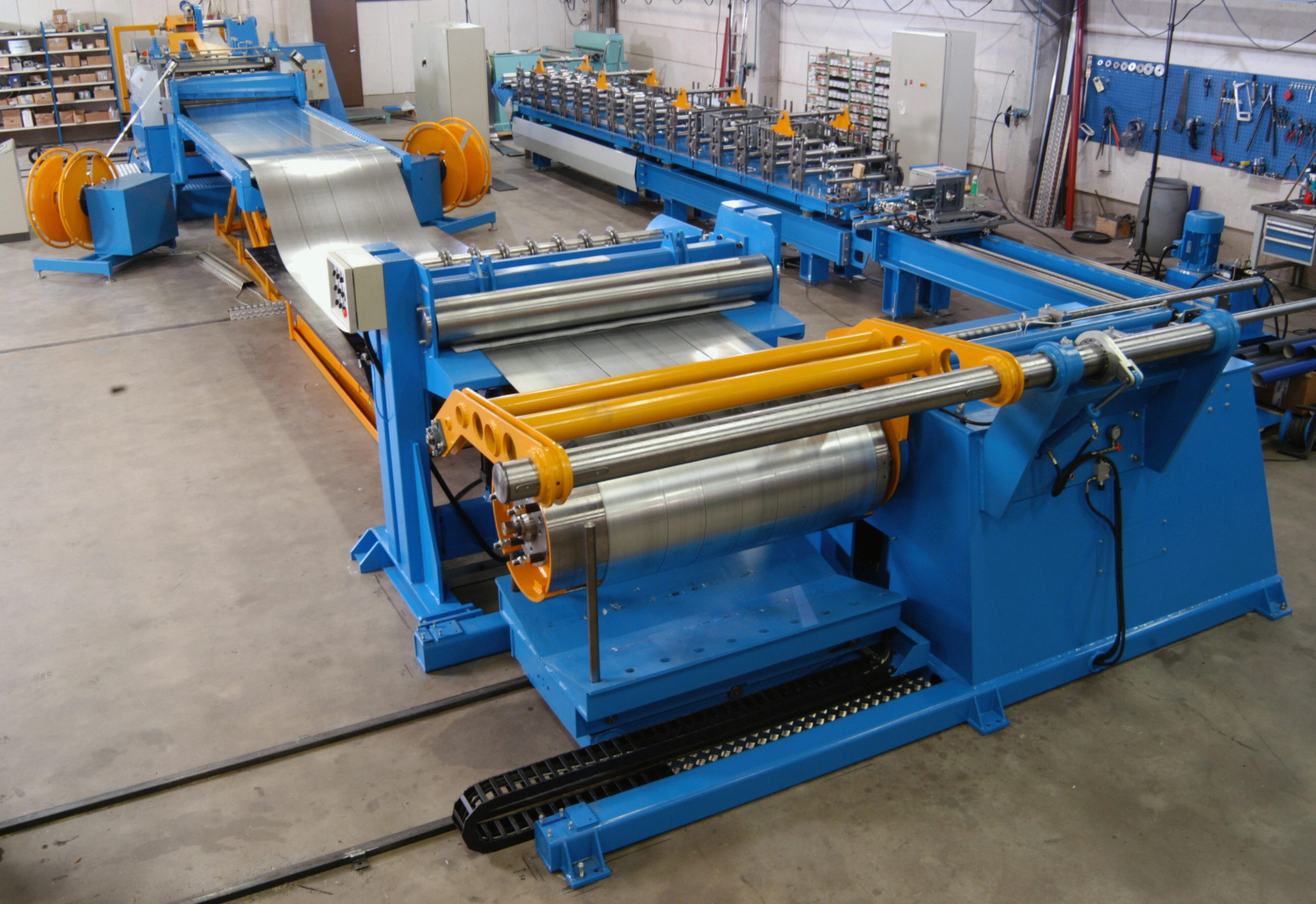 Metal sheet coil leveling device and cutting to length and slitting stripes steel slitting machine