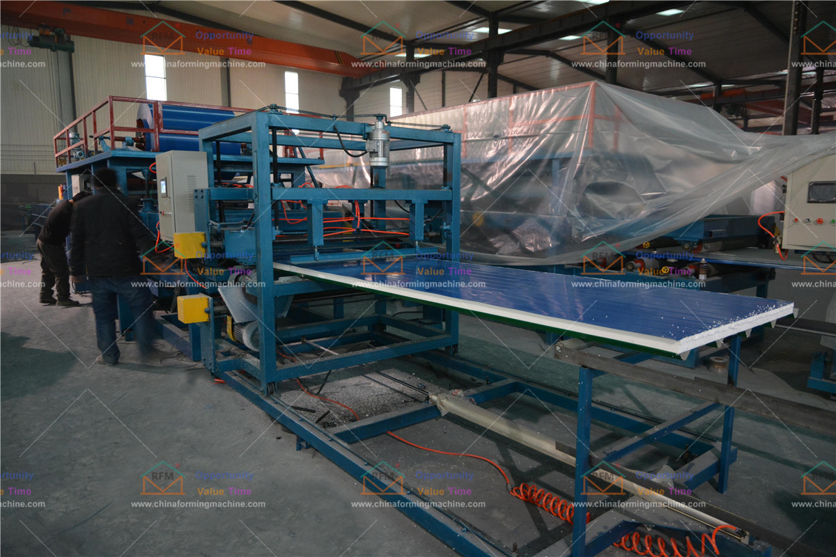 When manufacturing composite boards at the factory High-precision composite board roll forming machine