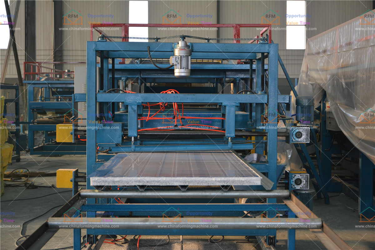 When manufacturing composite boards at the factory High-precision composite board roll forming machine