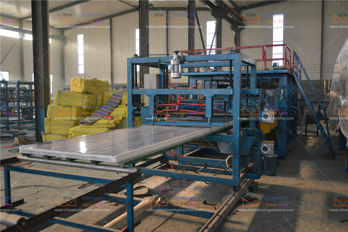 When manufacturing composite boards at the factory High-precision composite board roll forming machine