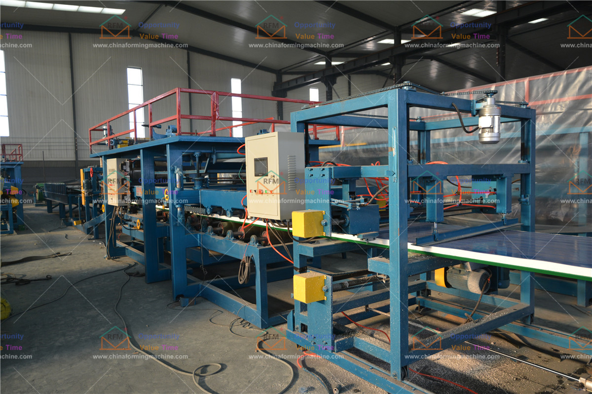 When manufacturing composite boards at the factory High-precision composite board roll forming machine