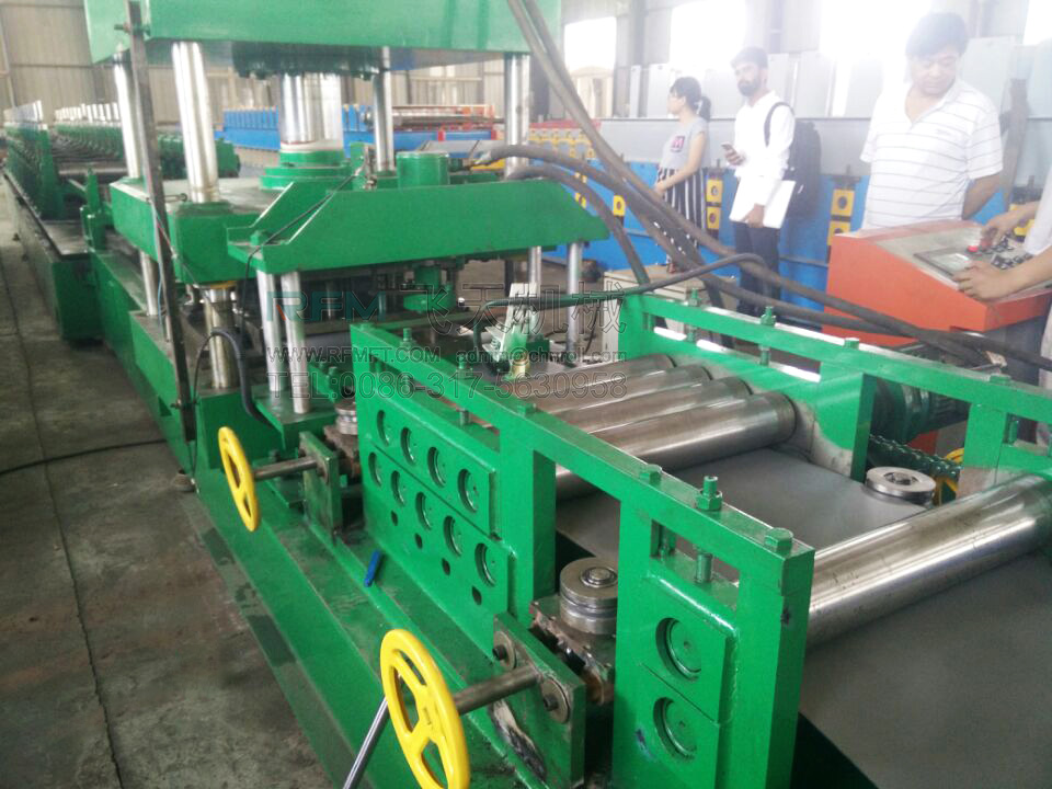 highway guardrail roll forming machine (5).jpg