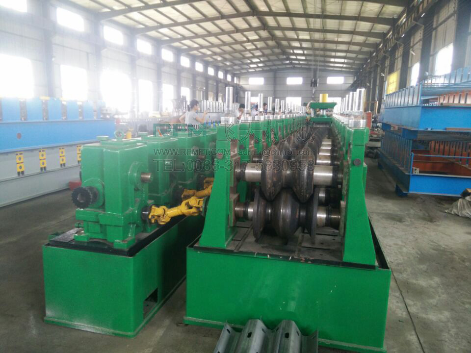 highway guardrail roll forming machine (1).jpg