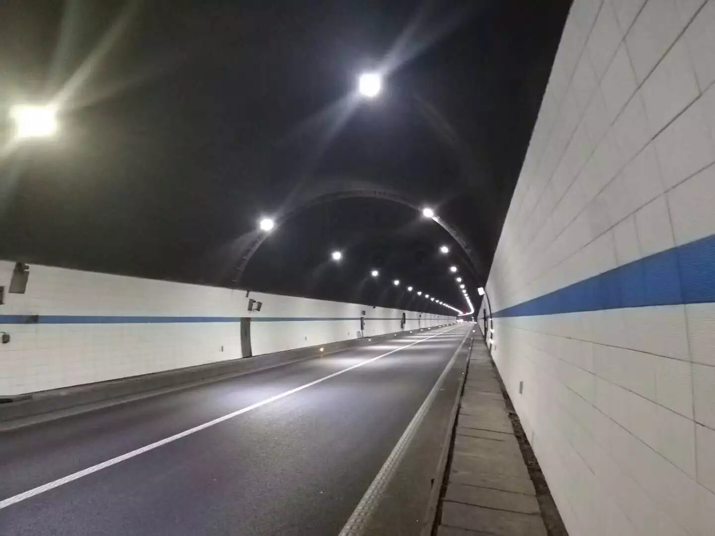 China New Patented Reflective Ceramic Tile for Highway Tunnel Tiles, Underpass Wall