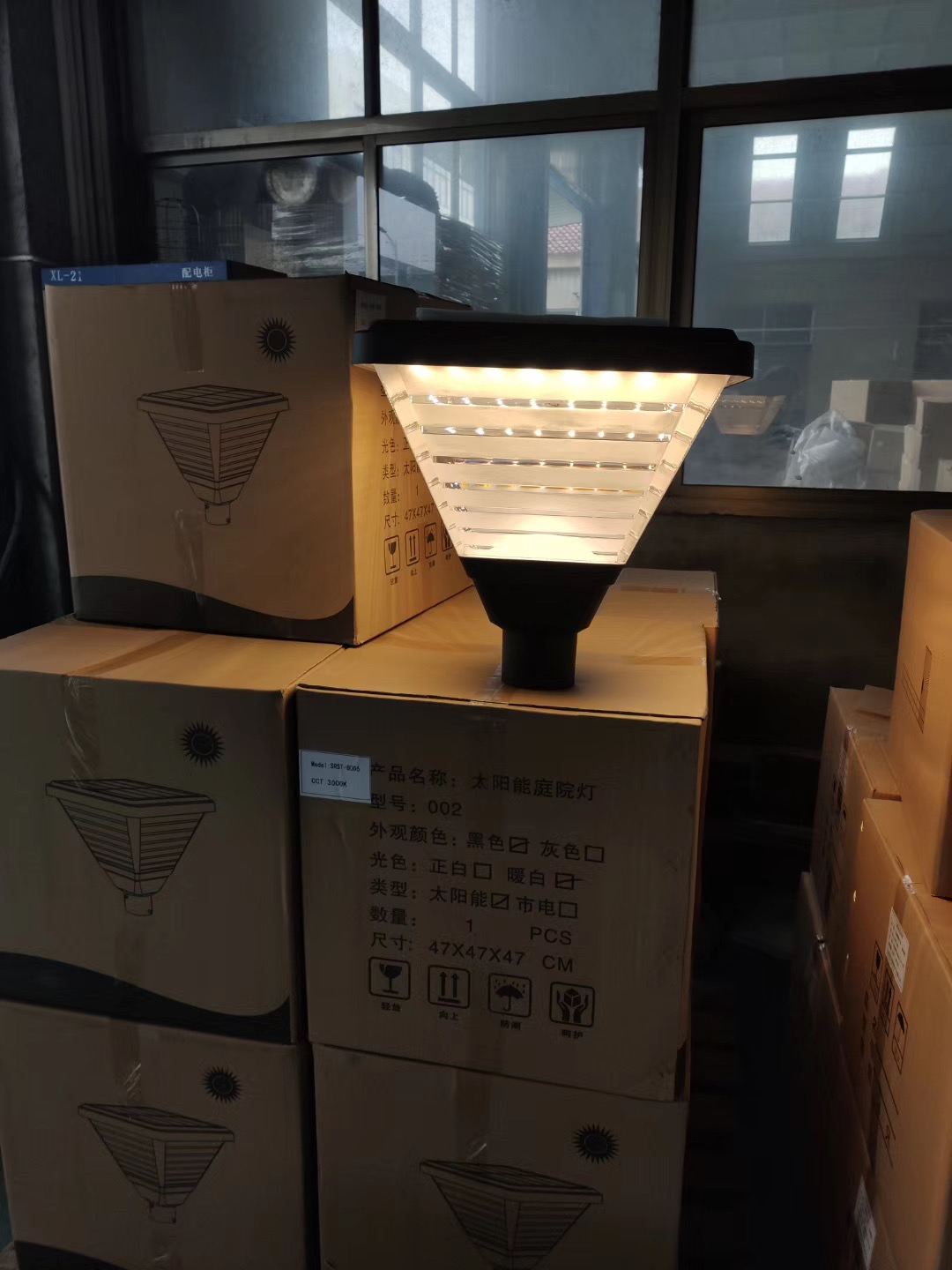 太阳能庭院灯3出货.jpg 太阳能庭院灯3出货.jpg