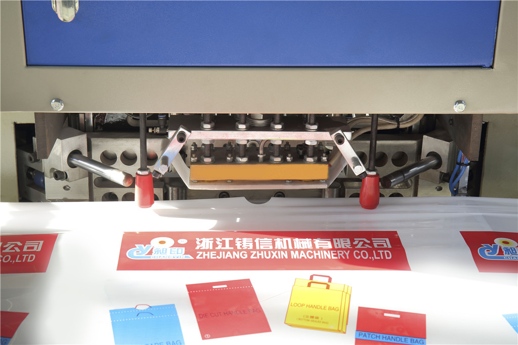 2Y9A8900.jpg