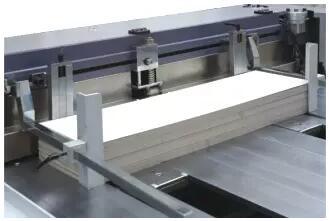 Zhengrun-High-Quality-Automatic-Cardboard-Cutter-Cutting-Machine-FD-KL1300A- (5).jpg Zhengrun-High-Quality-Automatic-Cardboard-Cutter-Cutting-Machine-FD-KL1300A- (5).jpg